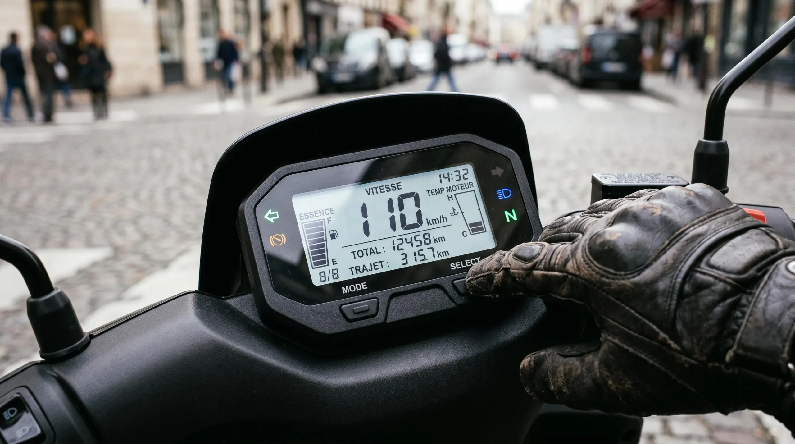 Main de conducteur vérifiant l'affichage du kilométrage sur le tableau de bord d'un scooter